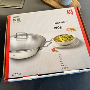 Zwilling-Plus-Wok im Karton