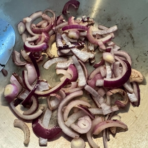 Leicht angebratene Zwiebeln in dem Zwilling-Plus-Wok