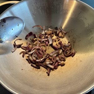 Stärker angebratene Zwiebeln in dem Zwilling-Plus-Wok