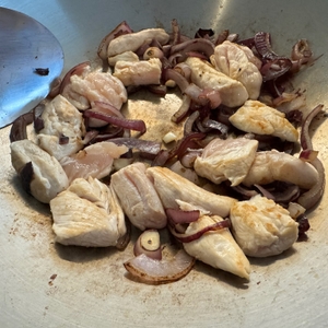 Fleisch wird in dem Zwilling-Plus-Wok angebraten