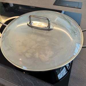 Deckel beschlägt bei dem Zwilling-Plus-Wok