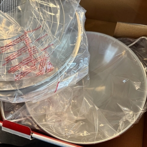 Zwilling-Plus-Wok in Folie eingewickelt 