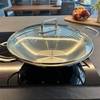Zwilling Plus Wok steht mit Deckel auf dem Herd