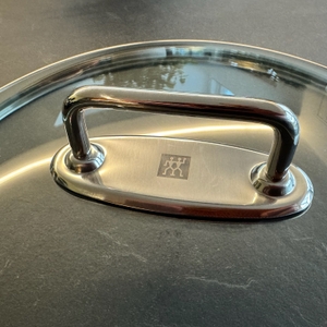 Griff am Deckel der Zwilling-Plus-Wok