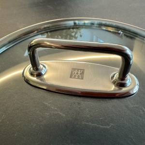Griff am Deckel der Zwilling-Plus-Wok