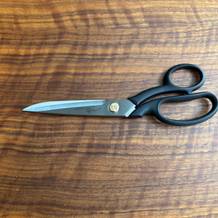 Die Zwilling-Schneiderschere liegt geschlossen auf einem Tisch