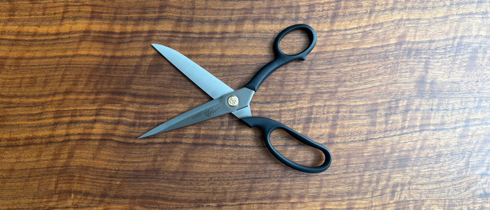 Die Zwilling-Schneiderschere liegt geöffnet auf einem Tisch