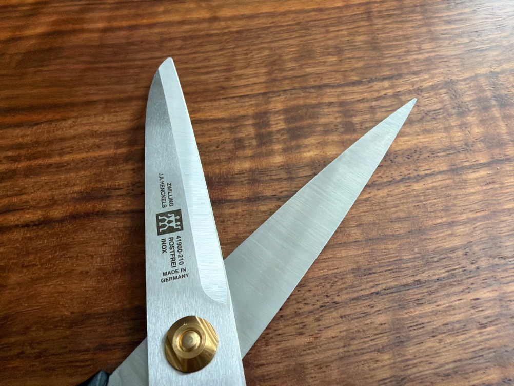 Die Klingen der Zwilling-Schneiderschere
