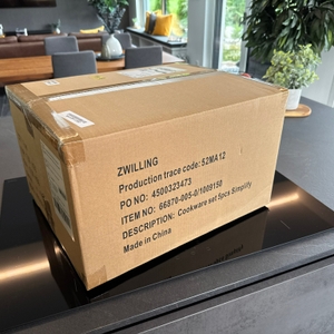 Der geschlossene Karton des Zwilling-Simplify-Sets.