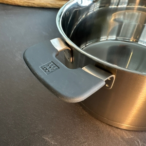 Griff eines Zwilling-Simplify-Topfs.