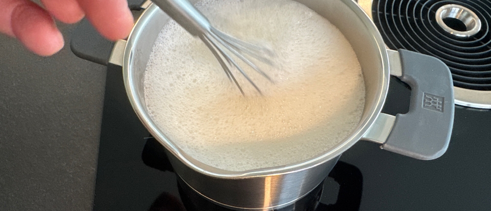 Milch kocht im Zwilling-Simplify-Topf.