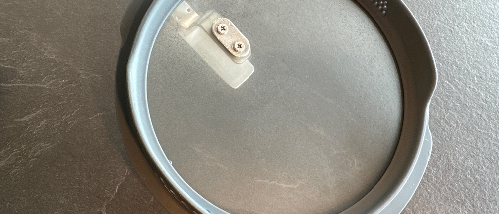 Deckel des Zwilling-Simplify-Topfs liegt auf Arbeitsplatte. 