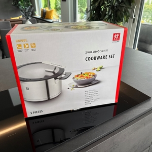 Das Zwilling-Simplify-Set im rot-weißen Karton.