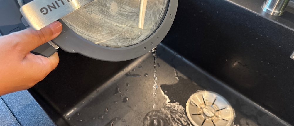 Wasser wird aus dem Zwilling-Simplify-Topf abgegossen.