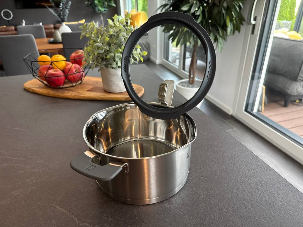 Deckel abgestellt am Rand des Zwilling-Simplify-Topfs. 
