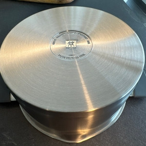 Unterseite eines Zwilling-Simplify-Topfs.