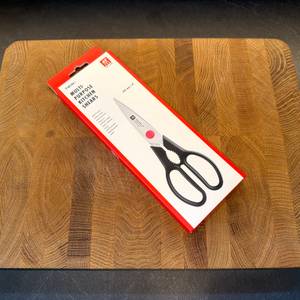 Der Karton der Zwilling Twin L liegt auf einer Holzplatte