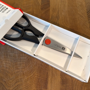 Die Zwilling Twin L wurde teilweise aus dem Karton gezogen