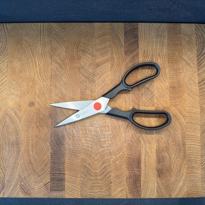 Die Zwilling Twin L liegt auf einer Holzplatte