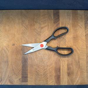 Die Zwilling Twin L liegt auf einer Holzplatte