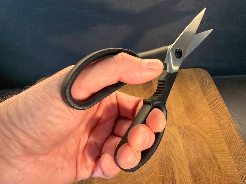 Eine Hand hält die Zwilling Twin L fest