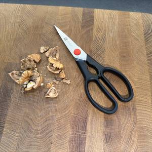 Eine geknackte Walnuss liegt neben der Zwilling Twin L