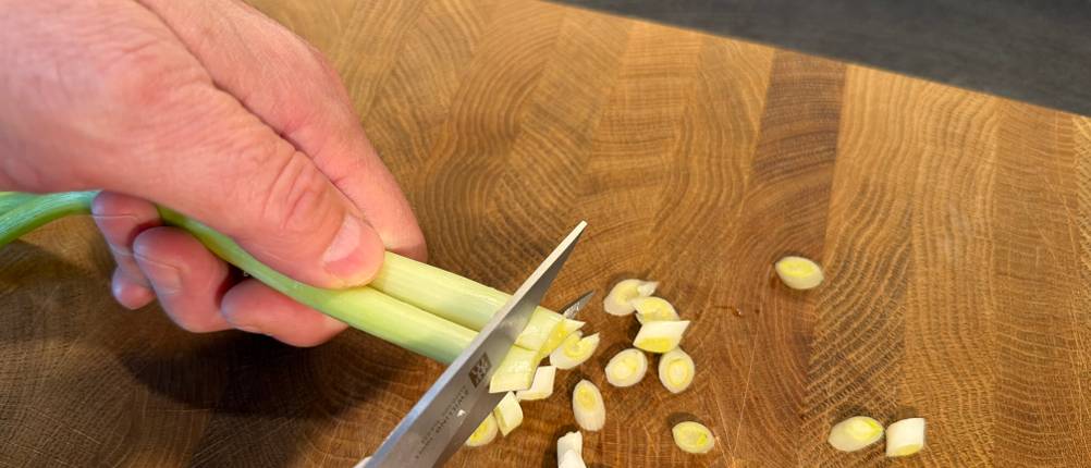 Mit der Zwilling Twin L wird eine Frühlingszwiebel geschnitten