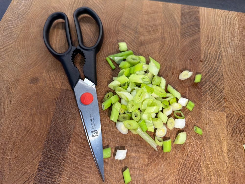 Ein Haufen Frühlingszwiebeln liegt neben der Zwilling Twin L