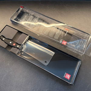 Der Karton vom Zwilling-Twin-Pollux-Hackmesser 30795150 liegt geöffnet auf einer Arbeitsplatte