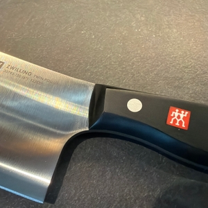 Der Übergang zum Griff am Zwilling-Twin-Pollux-Hackmesser 30795150 in Nahaufnahme