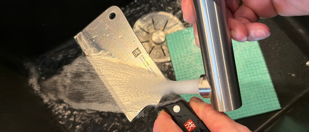 Das Zwilling-Twin-Pollux-Hackmesser 30795150 wird unter laufendem Wasser gereinigt