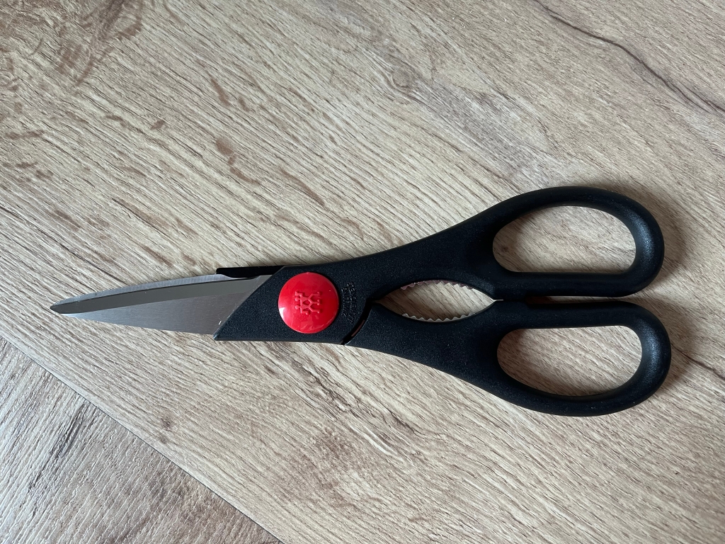 Küchenschere von Zwilling liegt geschlossen auf einem Tisch