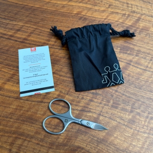 Der Lieferumfang der Zwilling Twinox Kombi liegt auf einem Tisch.