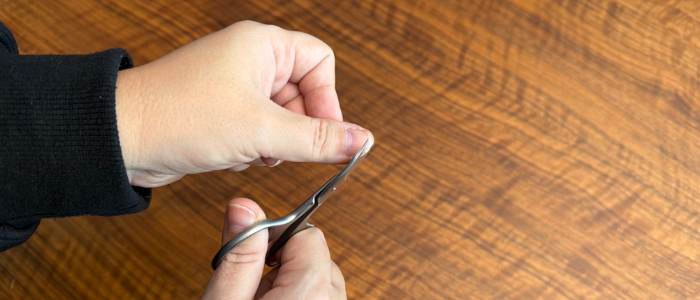 Eine Person schneidet einen Fingernagel mit der Zwilling Twinox Kombi.