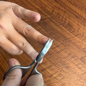 Ein Fingernagel wird mit der Zwilling Twinox Kombi geschnitten.