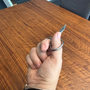 Eine Hand hält die Zwilling Twinox Kombi fest.