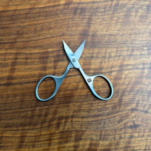 Die Zwilling Twinox Kombi liegt geöffnet auf einem Tisch.