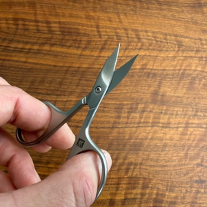 Eine Hand öffnet die Zwilling Twinox Kombi.