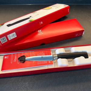Das Zwilling-Vier-Sterne-Spick- und Garniermesser liegt in seiner Verpackung