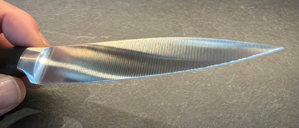 Die Klinge vom Zwilling-Vier-Sterne-Spick- und Garniermesser in Nahaufnahme