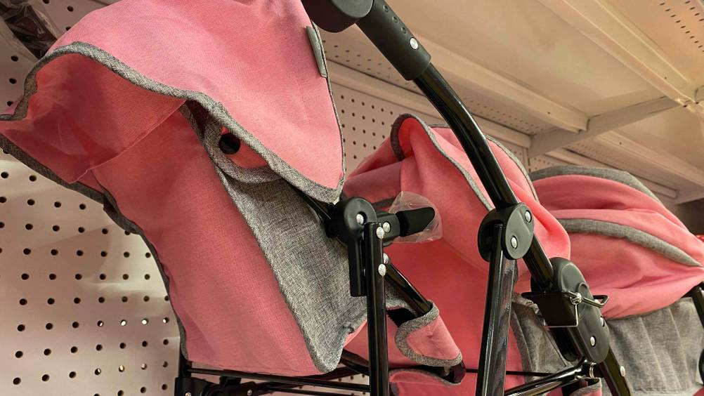 Gestell von einem getesteten Zwillingspuppenwagen.