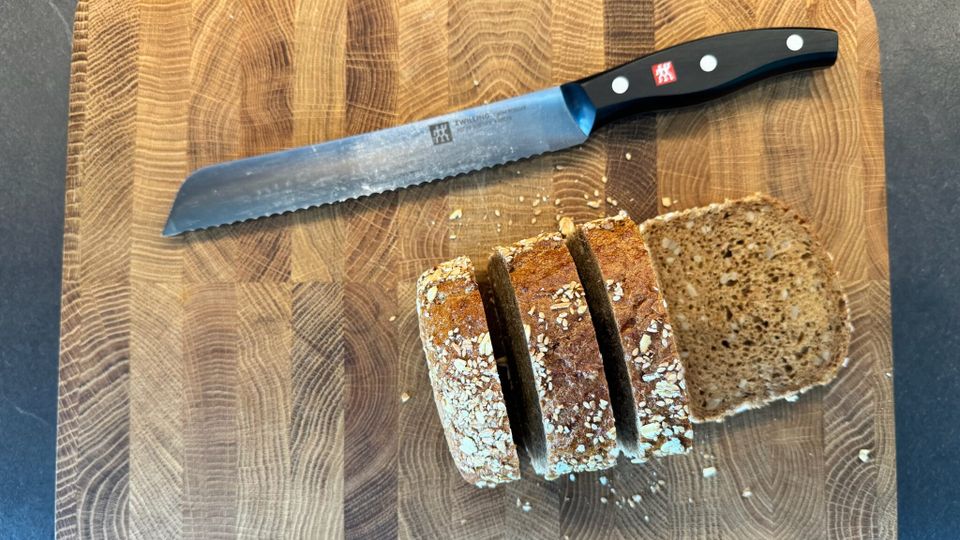 ZwillingTwin-Pollux-Brotmesser mit Brot auf einem Holzbrett