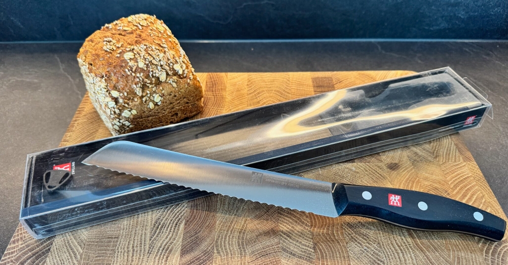 Zwilling-Twin-Pollux-Brotmesser mit Verpackung und Brotkanten