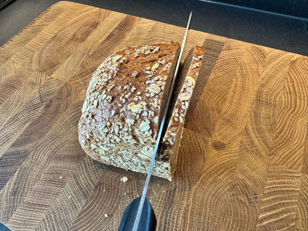 ZwillingTwin-Pollux-Brotmesser schneidet Brot