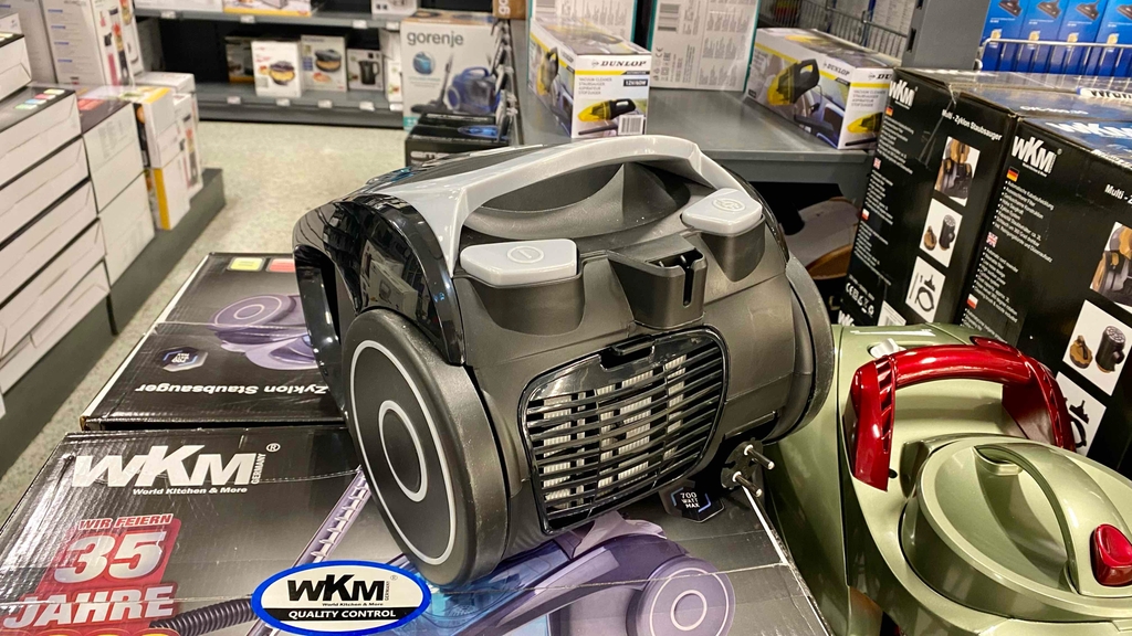 Zyklon-Staubsauger getestet: Heckansicht des Geräts.