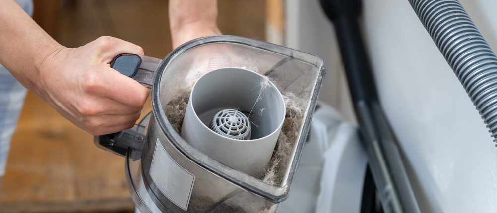 Zyklon-Staubsauger im Test: Dreckiger Auffangbehälter eines Staubsaugers