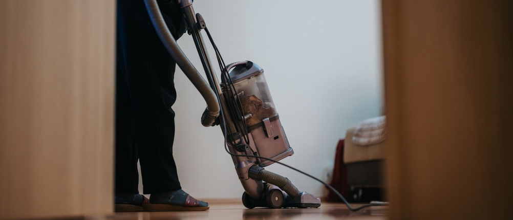 Zyklon-Staubsauger im Test: Holzboden wird mit Zyklon-Staubsauger gesaugt