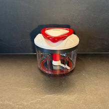 Der Zyliss Easy Pull E910015 steht auf einer Küchenarbeitsplatte.