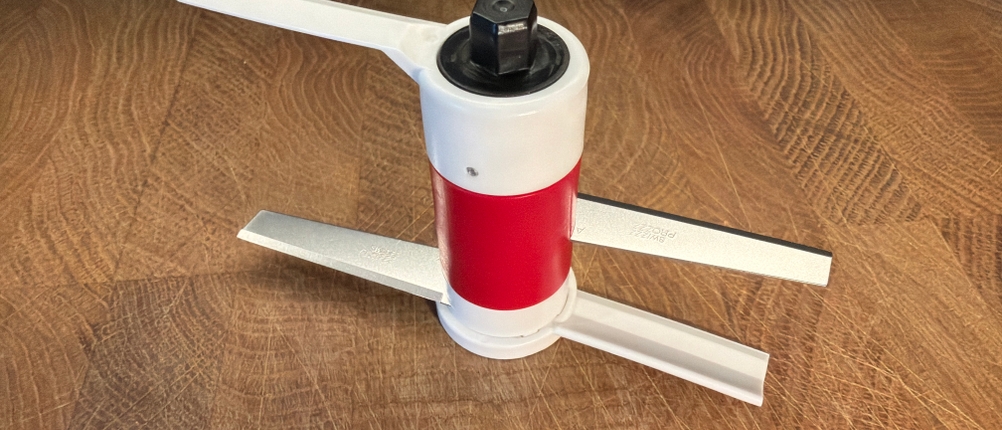 Das Messer des Zyliss Easy Pull E910015 steht auf einer Holzplatte.