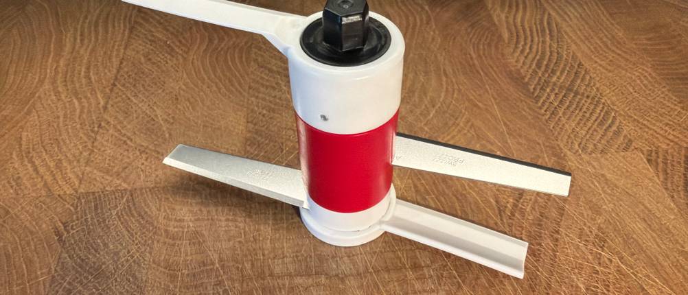 Das Messer des Zyliss Easy Pull E910015 steht auf einer Holzplatte.